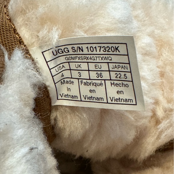 UGG’s Neumel II Boot chestnut size 4 in big kids - Picture 4 of 4